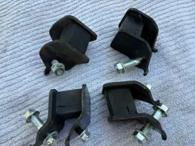 030798A BRIGGS STRATTON Engine Motor Mounts Set